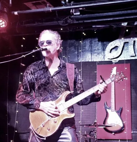 Bob Michaels singing with his goldtop PRS